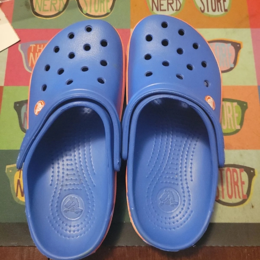 W6 crocs